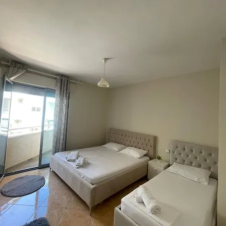 Azuro Beachfront דירה
