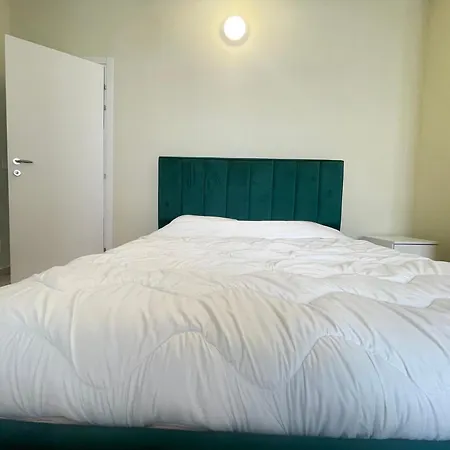 Azuro Beachfront דירה *